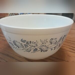 Pyrex Colonial Bowl #402 Vintage. Blue White daisies.